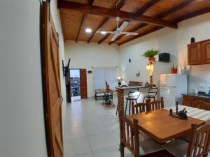 a kitchen and living room with a wooden ceiling at "La Armonía" alquiler por día in Mercedes