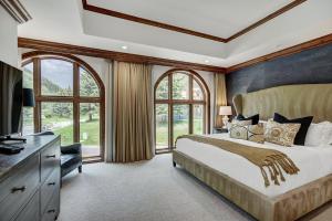 Voodi või voodid majutusasutuse The Vail Collection at the Ritz Carlton Residences Vail toas