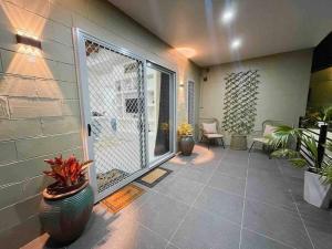 una camera con patio con porta e piante di TnT Home ad Apia