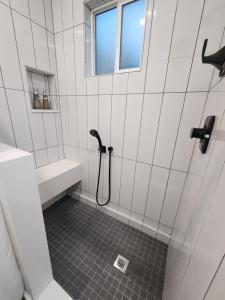 Bilik mandi di Ladera Retreat near Sofi Stadium, LAX, Beach +7 gambar