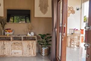 ein Raum mit einer Theke mit einer Topfpflanze in der Unterkunft Pondok loji luxury villa in Ubud