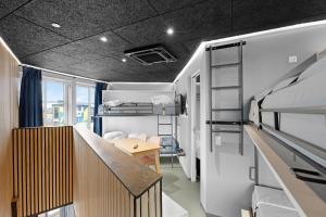 Llit o llits en una habitació de Holiday Apartment In Fun Art Experiences For The Whole Family 
