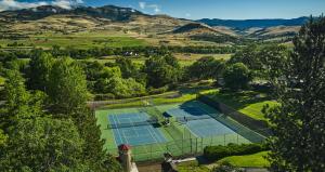 Tenis a/nebo squash v ubytování Ashland Hills Hotel & Suites nebo okolí