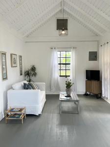 TV a/nebo společenská místnost v ubytování Seaspray, St James