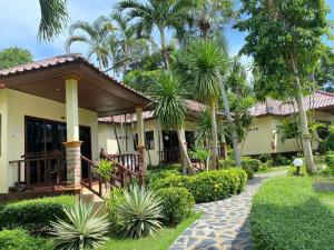 a house with a pathway in front of it at Koh Chang Bailan Beach Resort in Ko Chang
