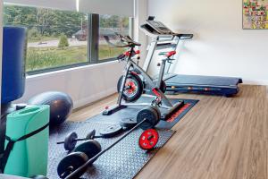 una sala con palestra con bicicletta e tapis roulant di Upstate NY Lake House a Lake George