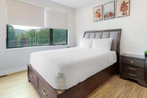 una camera da letto con un letto grande e una finestra di Upstate NY Lake House a Lake George