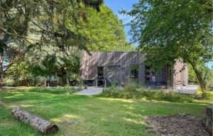 dom na środku podwórka w obiekcie 2 Bedroom Pet Friendly Home In Præstø w mieście Præstø +14 zdjęć