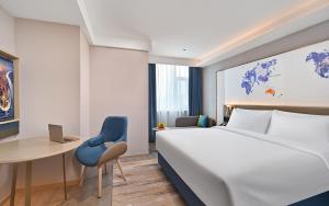 Tempat tidur dalam kamar di Kyriad Hotel Shijiazhuang Railway Station