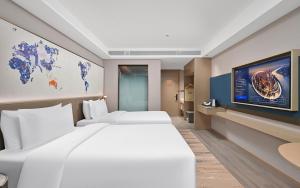 Tempat tidur dalam kamar di Kyriad Hotel Shijiazhuang Railway Station