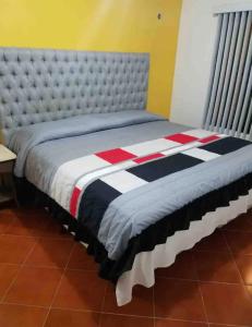 เตียงในห้องที่ Bonita y acogedora Casa