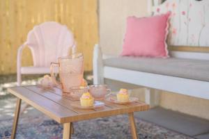 Giường trong phòng chung tại 50 Shades of Pink-Hot Tub! +64 ảnh