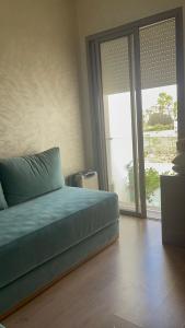 Appartement avec piscine à casa tamaris في دار بوعزة: غرفة نوم بها سرير وباب زجاجي منزلق