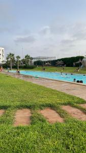 Appartement avec piscine à casa tamaris في دار بوعزة: مسبح كبير فيه ناس +9 صور