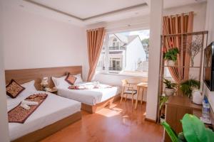 Rúm í herbergi á Sky House Hotel Da Lat City