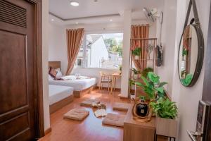 Rúm í herbergi á Sky House Hotel Da Lat City