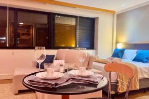 a room with a table with two wine glasses at 601 - Rentaqui Apartamento Jardins Transamerica 2 Quartos in Sao Paulo