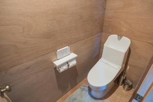 AguniにあるダイバーズヴィラYoNNERの部屋にある白いトイレ付きのバスルーム +49枚の写真
