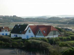 a white house with red roofs on a hill at Duplex élégant 3 chambres avec terrasses, draps fournis, WiFi, jardin, à Ambleteuse - FR-1-376-9 in Ambleteuse