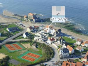 an aerial view of a village with houses and the ocean at Duplex élégant 3 chambres avec terrasses, draps fournis, WiFi, jardin, à Ambleteuse - FR-1-376-9 in Ambleteuse