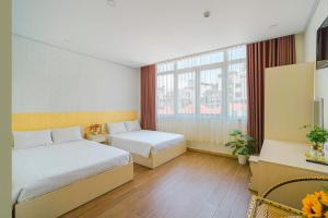 Postel nebo postele na pokoji v ubytování HOTEL NẮNG CHIỀU ĐÀ LẠT
