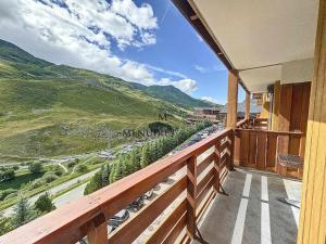 ein Balkon mit Blick auf die Berge in der Unterkunft 2 pièces cabines idéal pour 5 pers, proche pistes, parking, Wi-Fi, animaux admis - FR-1-178-394 in Les Bruyères