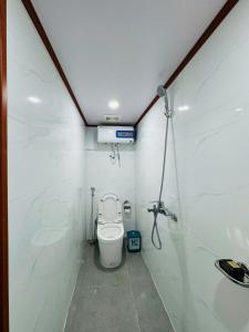 Ένα μπάνιο στο Happy house Bùi Ngọc Dương