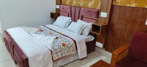 Postel nebo postele na pokoji v ubytování Gulmarg GS Residency Hotel