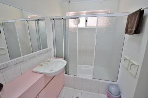 ein weißes Badezimmer mit Waschbecken und Dusche in der Unterkunft Lorraine's Place - Kalbarri, WA in Kalbarri