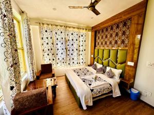 Postel nebo postele na pokoji v ubytování Gulmarg GS Residency Hotel