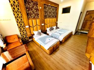 Postel nebo postele na pokoji v ubytování Gulmarg GS Residency Hotel