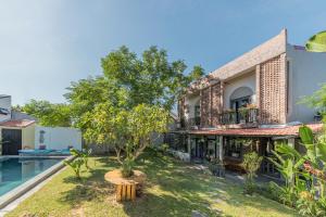 ホイアンにあるVilla Majolica Hoi Anのプール付きの家の外観