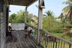 porche con sillas y vistas al patio en CAJOMA Villa, en San Ignacio
