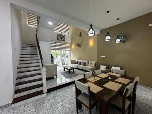 Posezení v ubytování Spacious Eco House with Garden and Scenic Paddy View Colombo