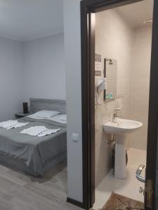 a bathroom with a bed and a sink at Hotel Beni in Akhaltsikhe