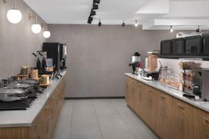 Kuchyň nebo kuchyňský kout v ubytování SpringHill Suites by Marriott New York Manhattan Times Square