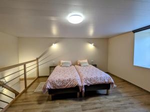 1 dormitorio con cama y pantalla de proyección en Charmante maison de campagne avec terrasse et jardin - 2 appartements rénovés - FR-1-585-133, en Han-lès-Juvigny