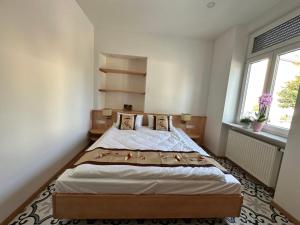 Rúm í herbergi á Gästehaus LINH