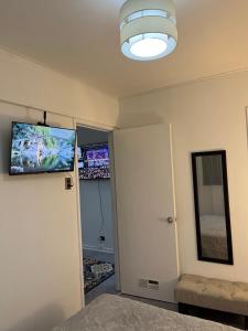 TV a/nebo společenská místnost v ubytování Céntrico departamento a pasos del mercado central