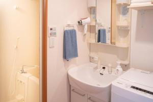 新宿一站5分钟-104-餐馆购物街-安静品质公寓-直达皇居秋叶原的一间浴室