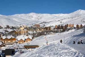un gruppo di persone che sciano giù da una montagna innevata di Appartement 2 Pièces 6 Personnes Confort MAE-9541 a Saint-François-Longchamp