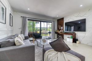 TV a/nebo společenská místnost v ubytování Happy House Samui 4 Bedrooms