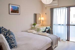 Posteľ alebo postele v izbe v ubytovaní 新宿一站5分钟-302-餐馆购物街-安静品质公寓-直达皇居秋叶原