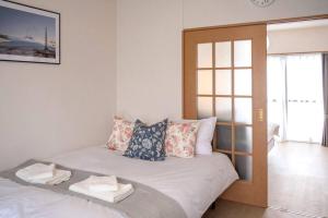 Tempat tidur dalam kamar di 新宿一站5分钟-302-餐馆购物街-安静品质公寓-直达皇居秋叶原
