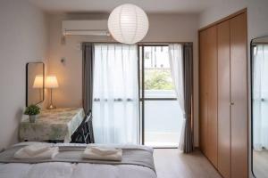 Tempat tidur dalam kamar di 新宿一站5分钟-302-餐馆购物街-安静品质公寓-直达皇居秋叶原