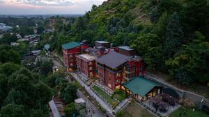 vista aerea di un edificio su una montagna di Golden Tulip Srinagar a Srinagar