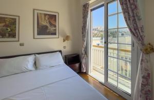 Ένα ή περισσότερα κρεβάτια σε δωμάτιο στο The Observatory 2BR with Acropolis View by JJ Hospitality