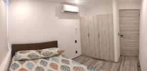 una camera da letto con un letto e un armadio in legno di Hermoso Depto en Condominio Astoria ad Acapulco Altre 23 foto