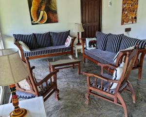 Posezení v ubytování Ardeen Villa - superb 3 bedroom beachfront for 6, BB, free pick up for 7 night stays arriving together, fully serviced, taxes included