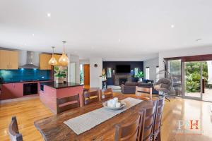 Χώρος καθιστικού στο Beachwood Retreat for Ultimate Relaxation